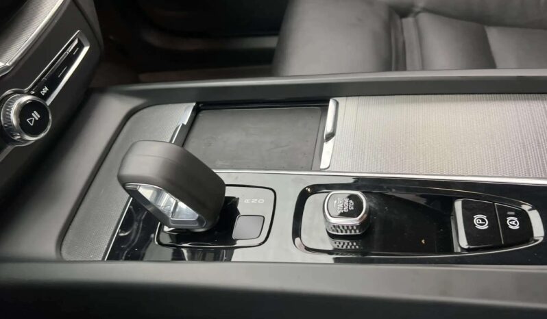 
								2023 Volvo XC60 B4 Plus Dark Heater 360° Navi Leather 4-Zone Traction full									