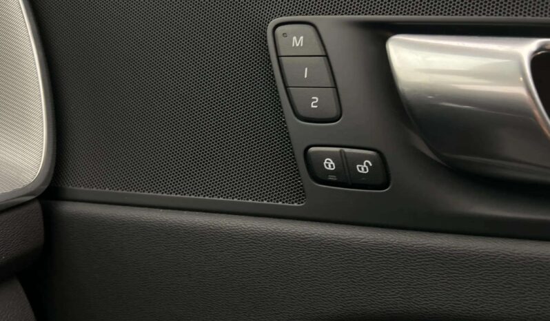 
								2023 Volvo XC60 B4 Plus Dark Heater 360° Navi Leather 4-Zone Traction full									