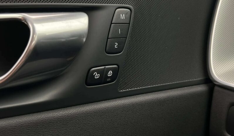 
								2023 Volvo XC60 B4 Plus Dark Heater 360° Navi Leather 4-Zone Traction full									