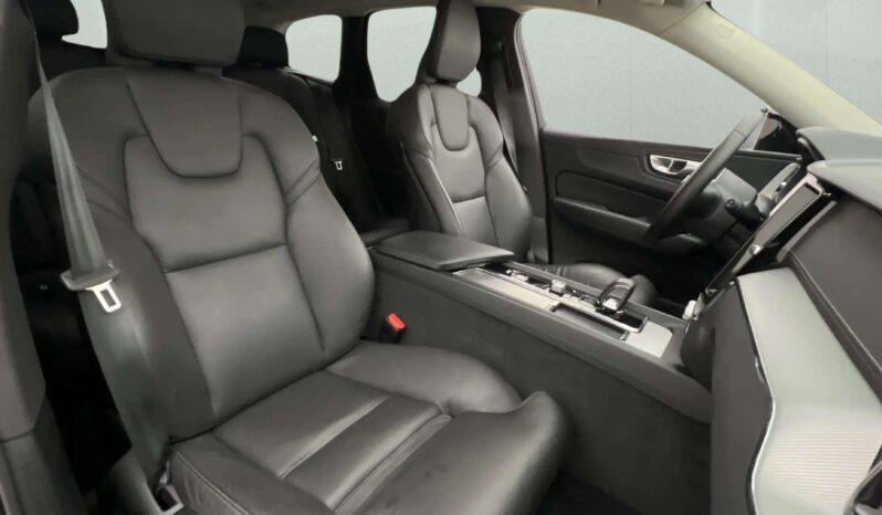 
								2023 Volvo XC60 B4 Plus Dark Heater 360° Navi Leather 4-Zone Traction full									